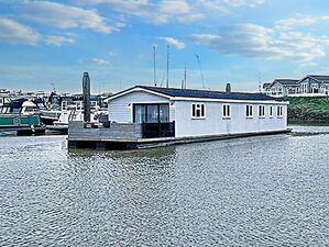 Superb Contemporary Houseboat - Rivers End £249999