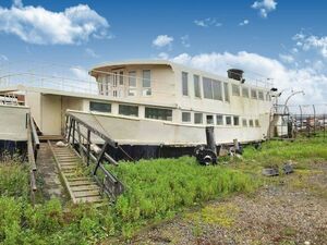 Amazing Venue with Houseboat Potential-£240,000