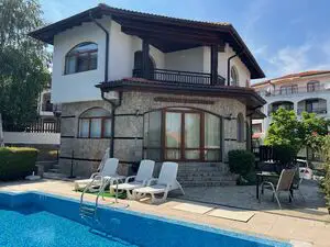 House with 2 beds, 3 baths, own pool, 2 km to the Beach