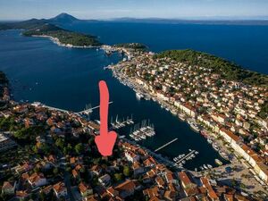 Green oasis in the center of Mali Lošinj (Lošinj Island)