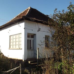 Country house with annex, garage and land located in a villa