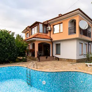 Spacious Two-storied House with 4 bedrooms and a pool, 10 km