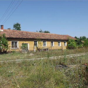 Spacious rural property with good road access, suitable for 