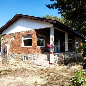 2-bed, 2-bath renovated house close to the seacoast