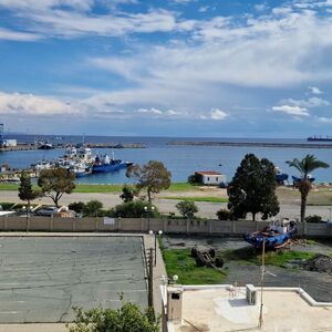 WONDERFULL THREE BEDROOM TOP FLOOR FLAT WITH SEA VIEWS