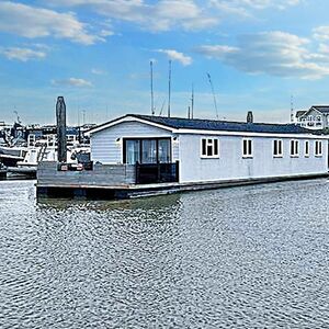 Superb Contemporary Houseboat - Rivers End £249999