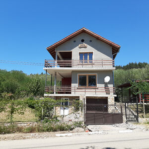 Solid villa with garage, orchard and nice views near town