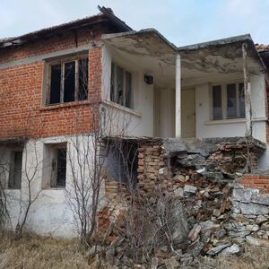 Two-storey house with land of 1525 sq.m near Topolovgrad Pay