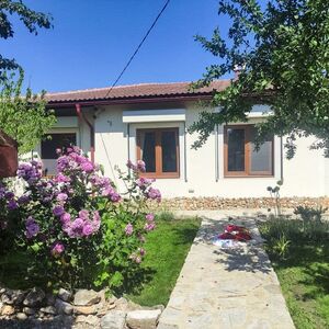 Charming 3-Bedroom House with Stunning Garden and Pool