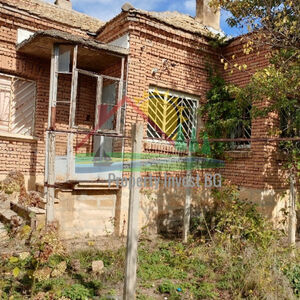 One-Storey house with basement, summer kitchen large Yard