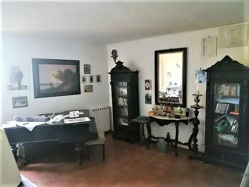  Room of the two pianos